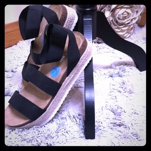 BRAND NEW NEVER WORN madden girl platform sandals